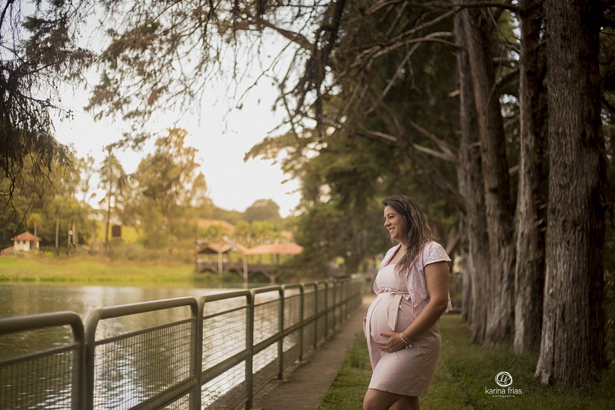 A GESTANTE OBSERVA A PAISAGEM DURANTE ENSAIO