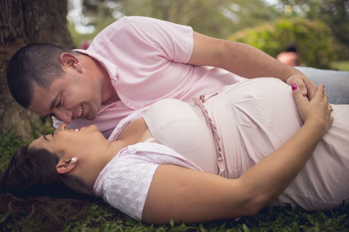OS PAIS BRINCAM ENQUANTO A FOTOGRAFA DE FAMILIA, KARINA FRIAS REGISTRA O MOMENTO