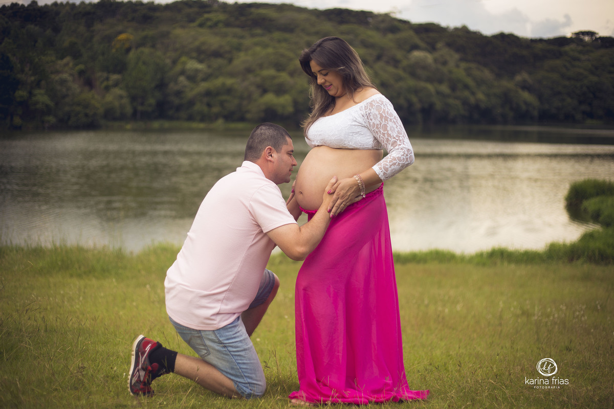 NO ENSAIO DE GESTANTE EXTERNO O PAI BEIJA A BARRIGA DA GRAVIDA