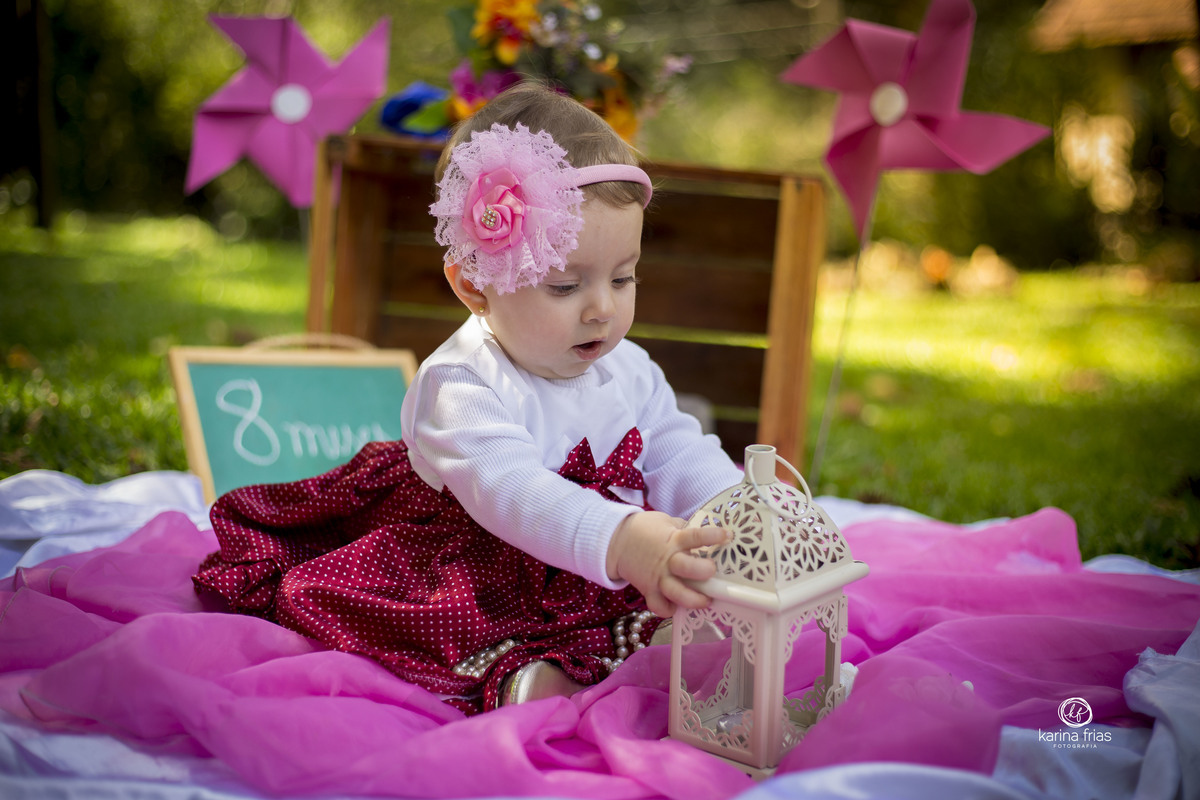 A CRIANÇA BRINCA NO CENARIO DO ENSAIO EXTERNO