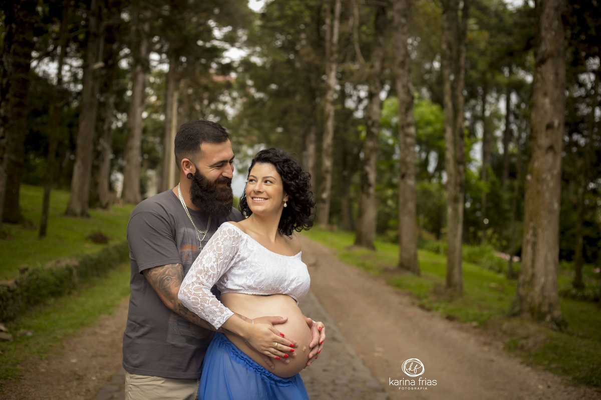 a gestante olha para o marido no ensaio externo de gestante