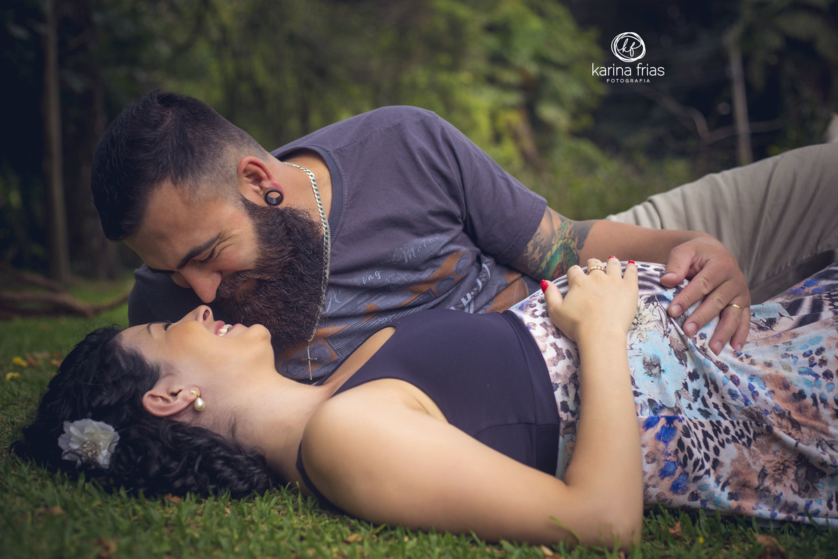 os pais se acariciam em momento do ensaio de gestante em caxias do sul