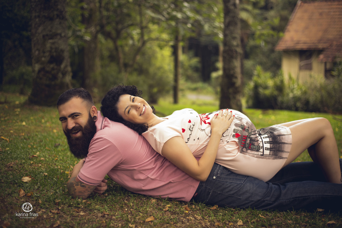 a mae deita nas costas do pai para o book de gestante externo em caxias do sul