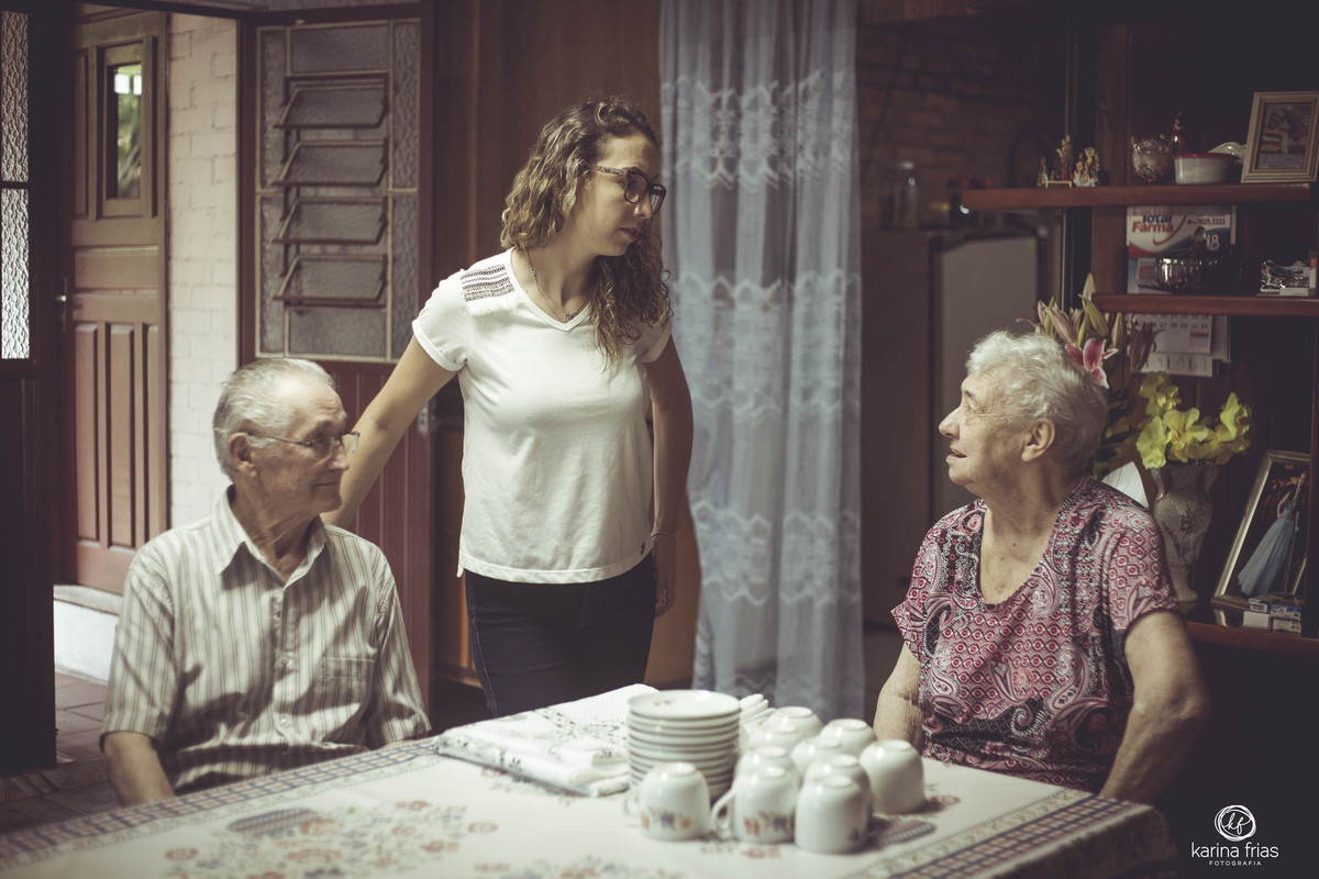 os avos olham para a neta