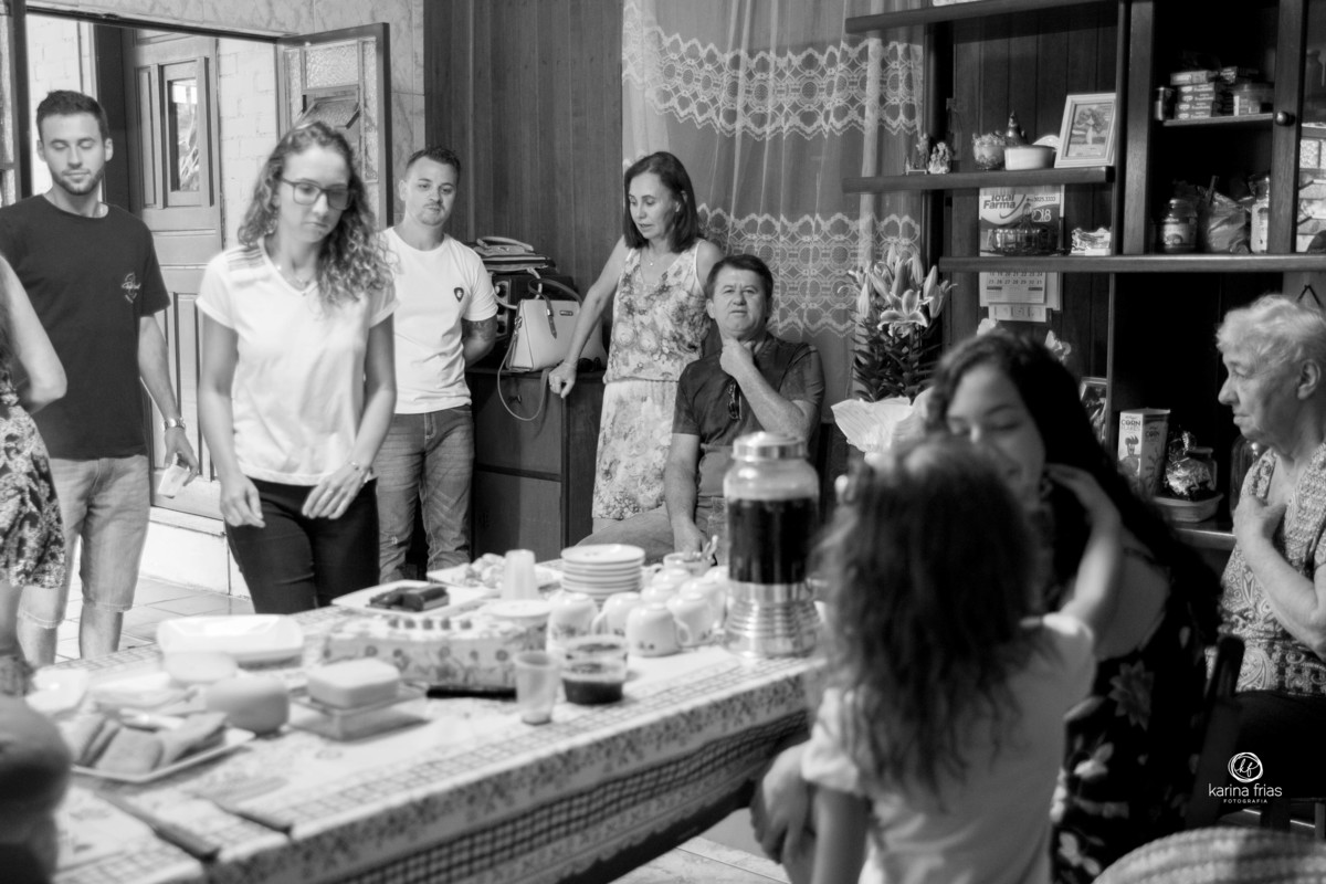 a familia conversa enquanto a fotografa de familia registra o momento
