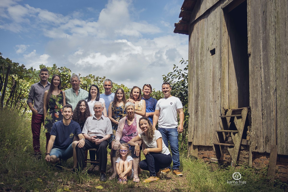 a familia faz pose para a fotografa de famlia de caxias do sul, karina frias