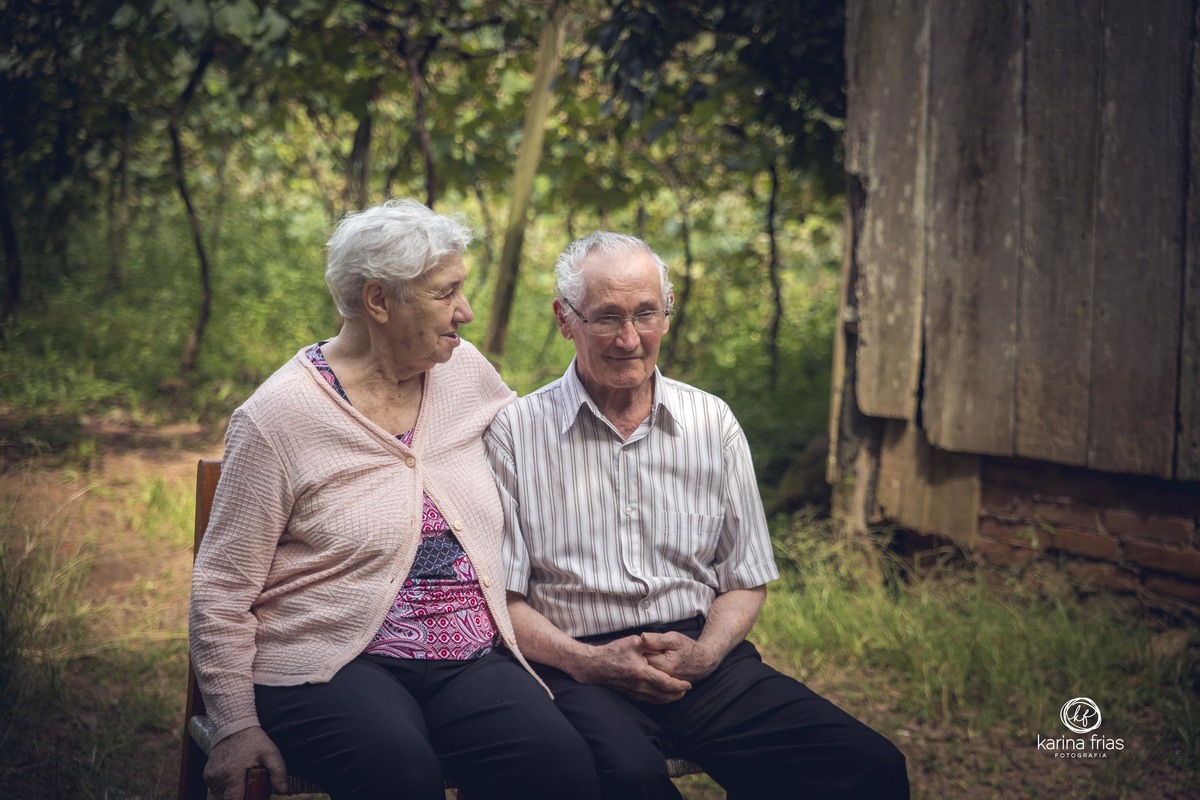 os avos de olham enquanto a familia esta se ajeitando para as fotos do book