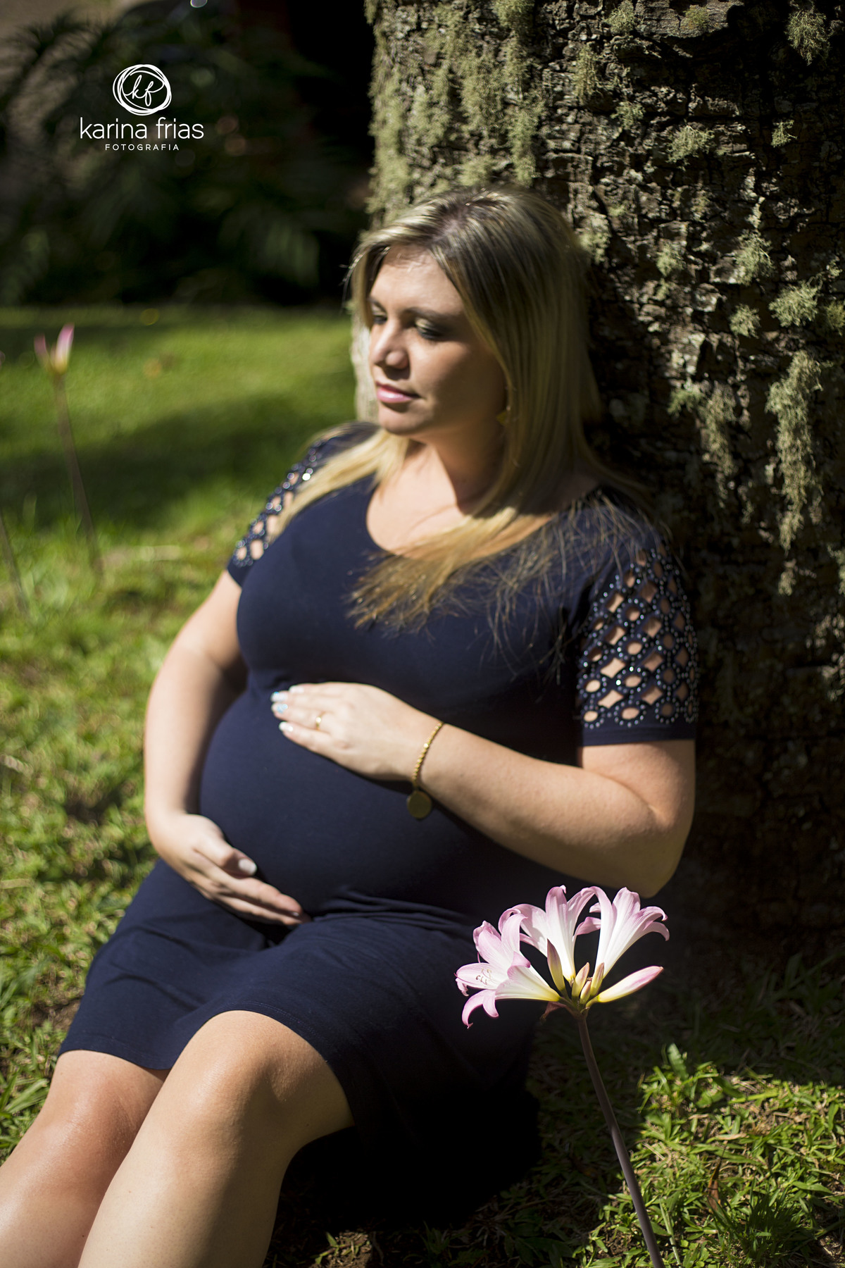 a gestante segura a barriga no ensaio externo