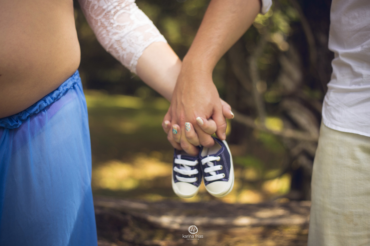 no ensaio gestante utilizamos o sapatinho do bebe como acessorio