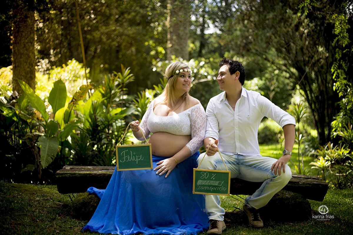 os pais seguram quadrinhos para as fotos do book de gestante