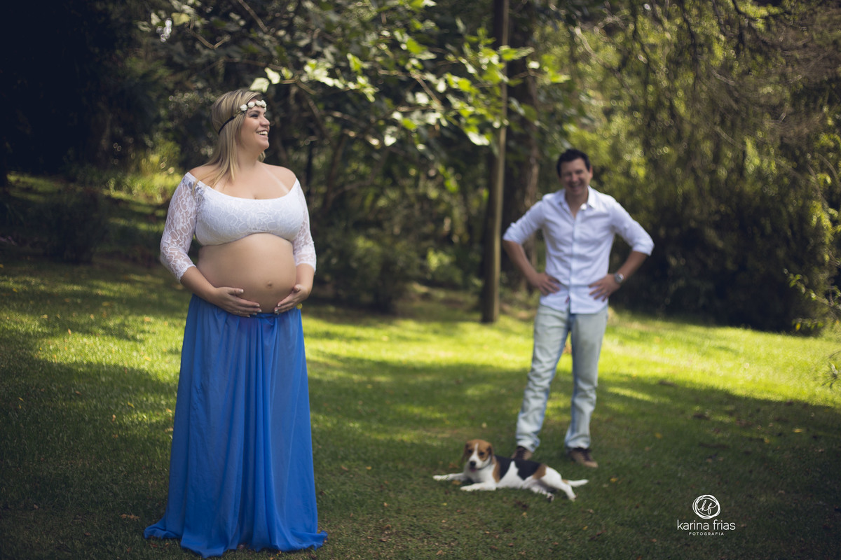 os pais sorriem enquanto a fotografa de familia, karina frias de caxias do sul registra o momento 