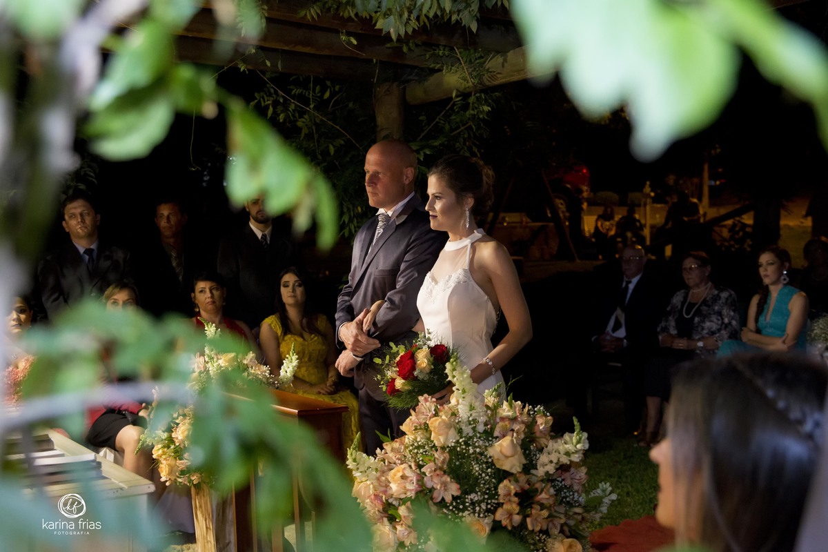 durante a cerimonia os noivos estao concentrados