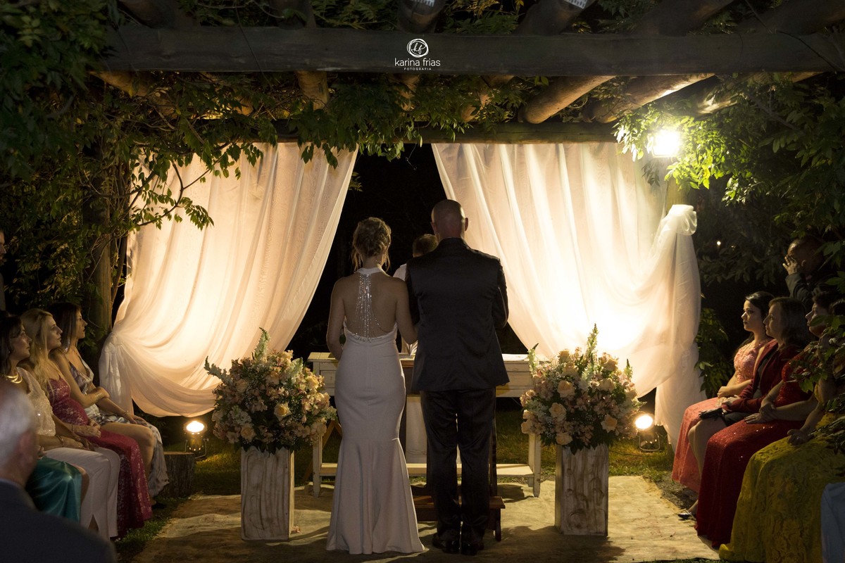 os noivos escutam o sermão do pastor