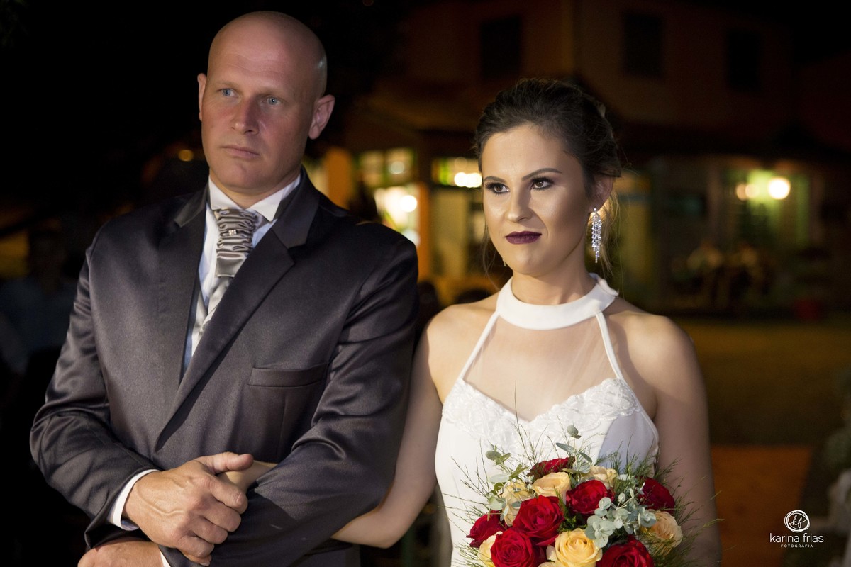 em festa de casamento os noivos estao no altar