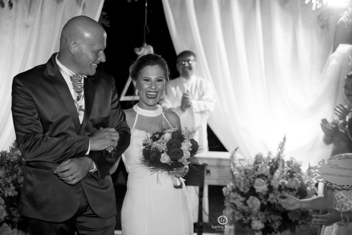 a noiva sorri apos o sim no dia do seu casamento