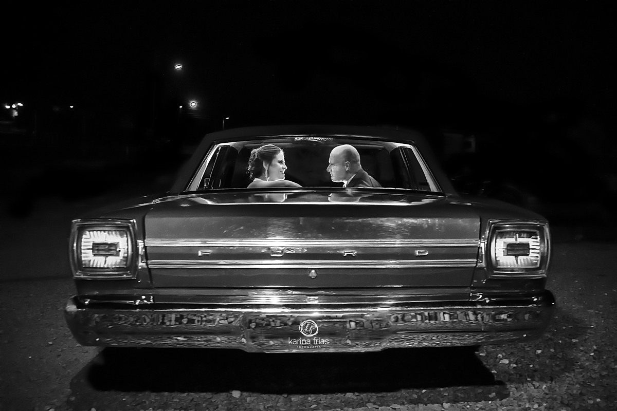 os noivos estao dentro do carro apos a cerimonia de casamento
