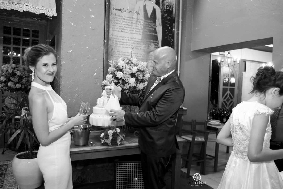 o noivo estoura a espumante para o brinde