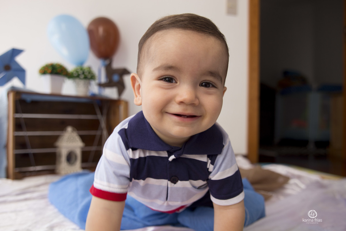 a criança sorri para as fotos na sua casa