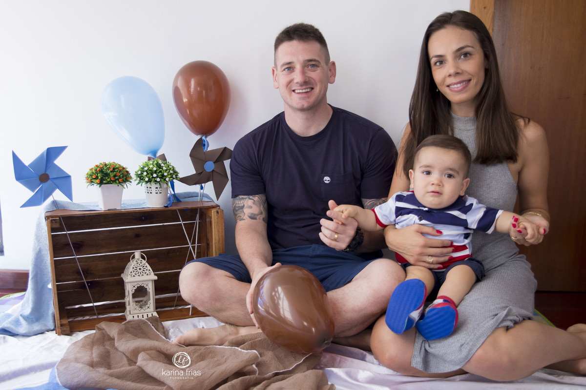 os pais posam junto com a crinaça para o ensaio infantil