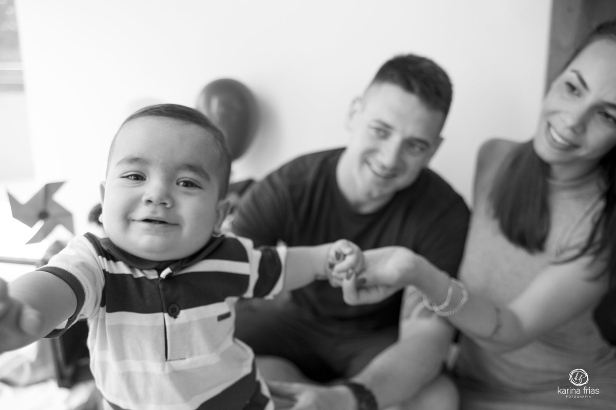 o bebe quer encostar na camera da fotografa de familia karina frias de caxias do sul