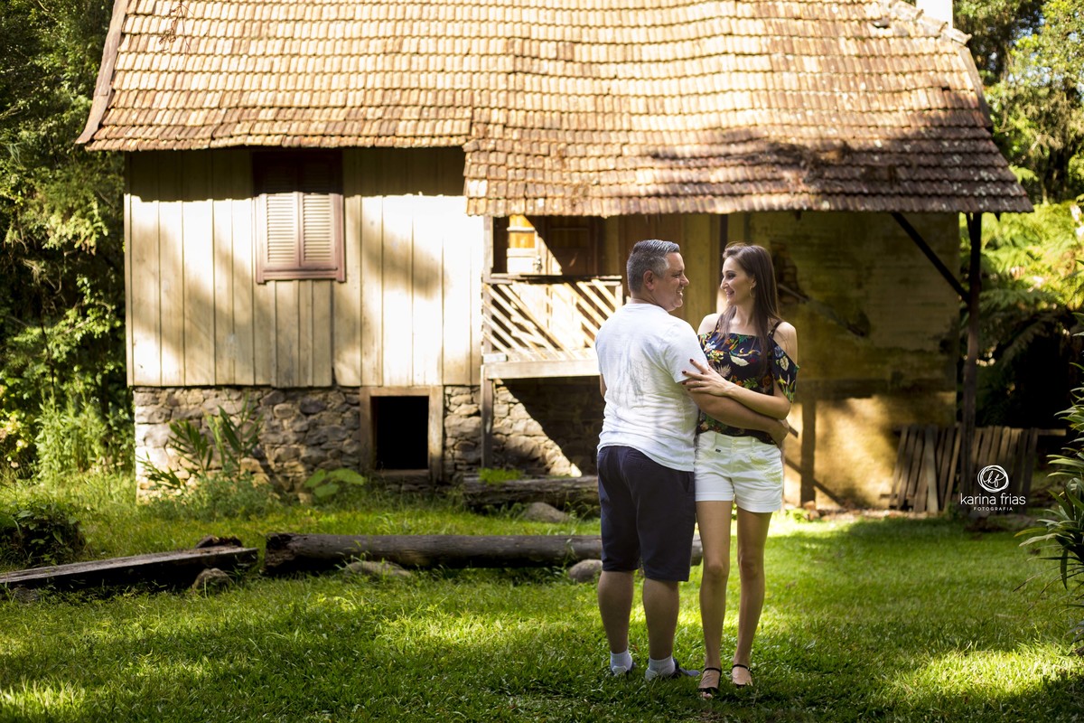 no ensaio externo temos uma casa de madeira ao fundo