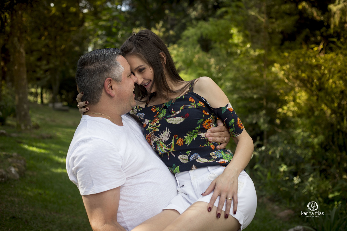 o marido pega a esposa no colo no ensaio de casal