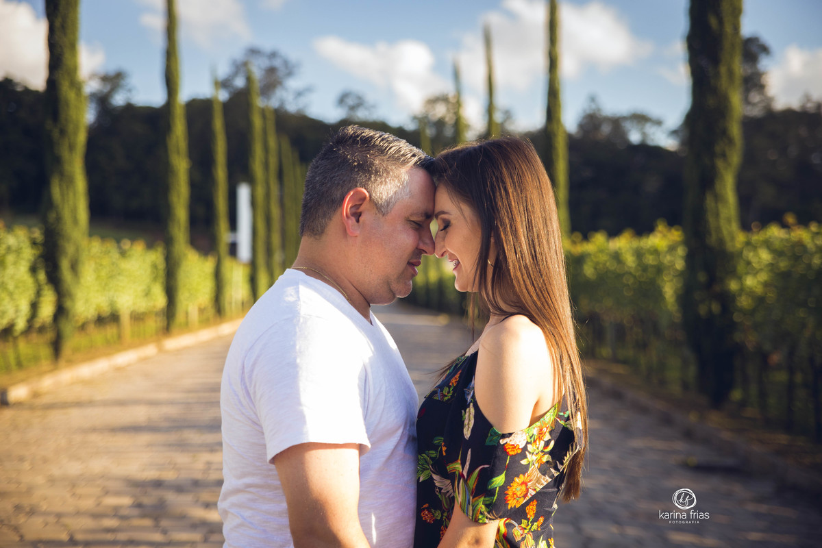 o casal se concentra para a sessão de fotos