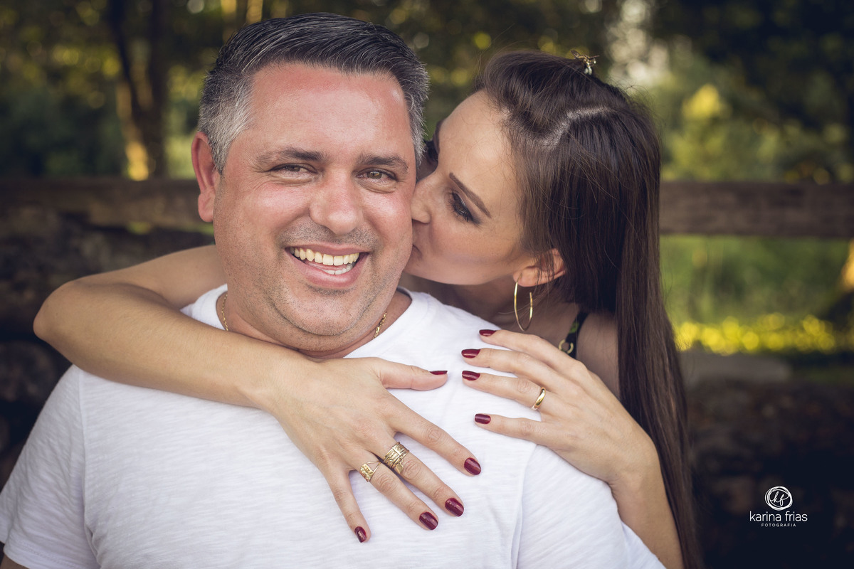 a esposa beija o marido para a sessão de fotos