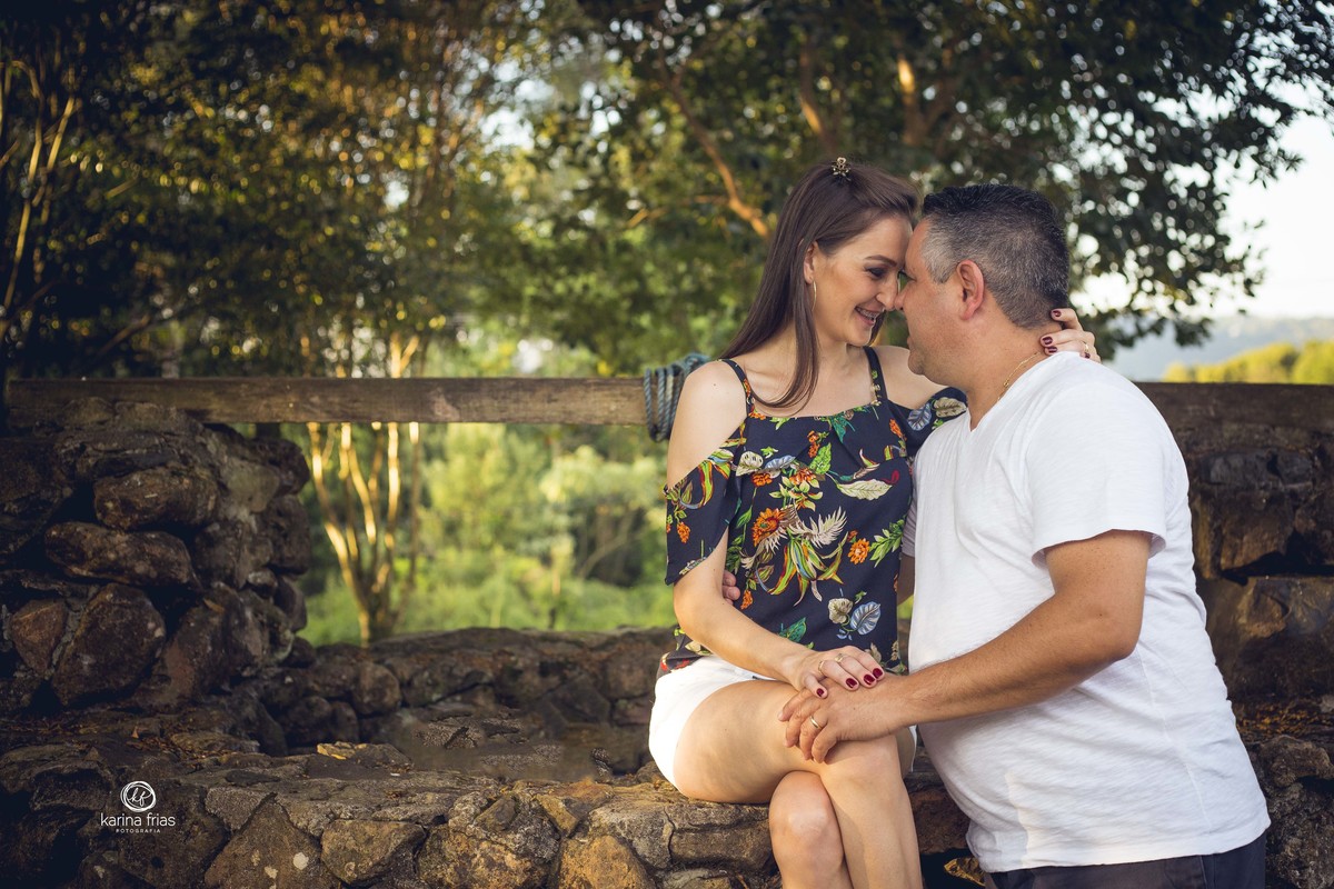 os modelos trocam carinhos durante o book de casal externo