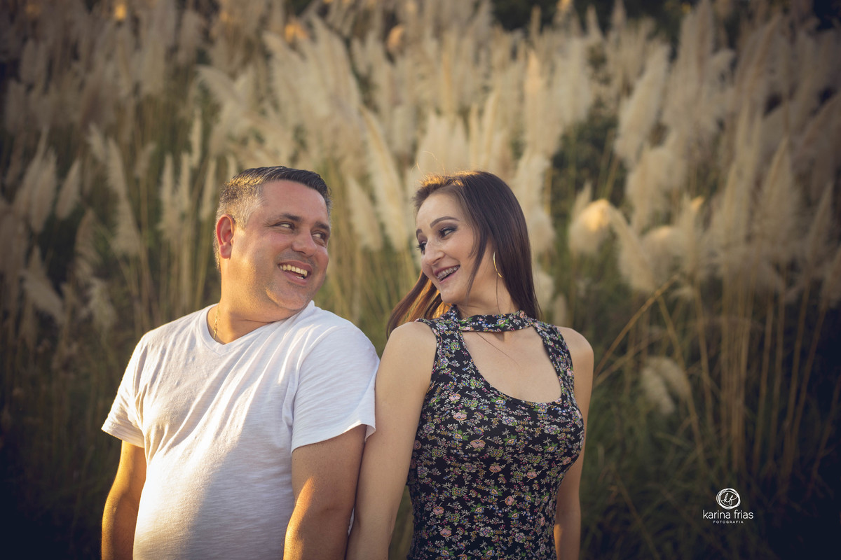 o casal se olha para as fotos do pre wedding