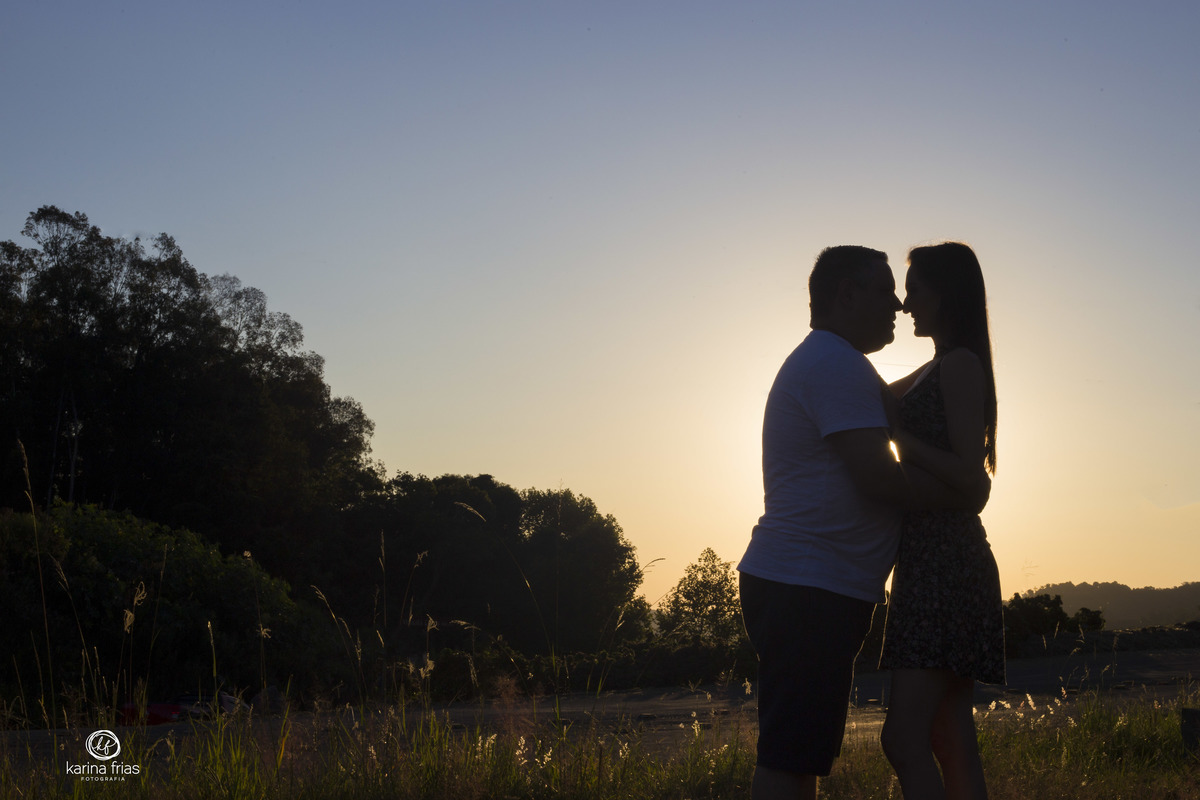 o casal aproveita o por do sol em ensaio externo de casal em bento gonçalves