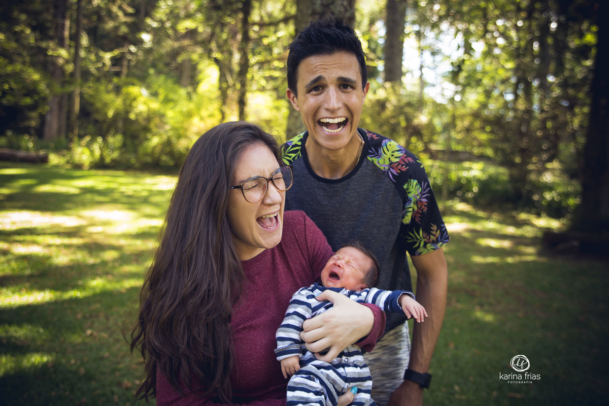 os pais imitam o bebe chorando durante as fotos de familia
