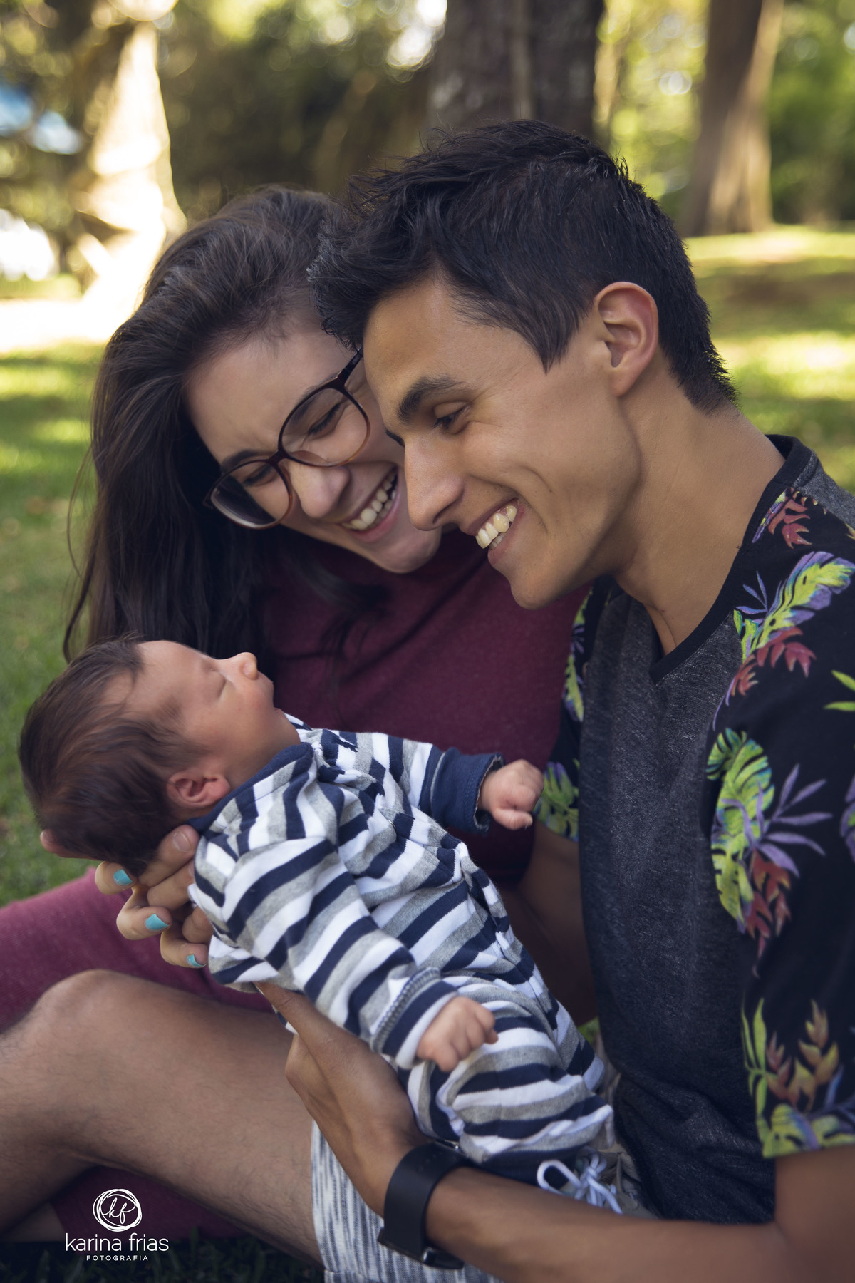 os pais sorriem para a criança durante ensaio de familia