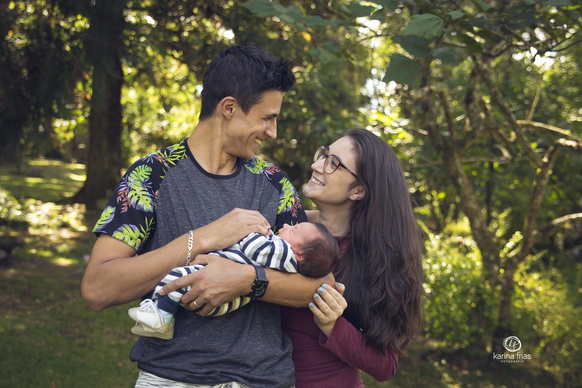 no ensaio externo de familia os pais se olham