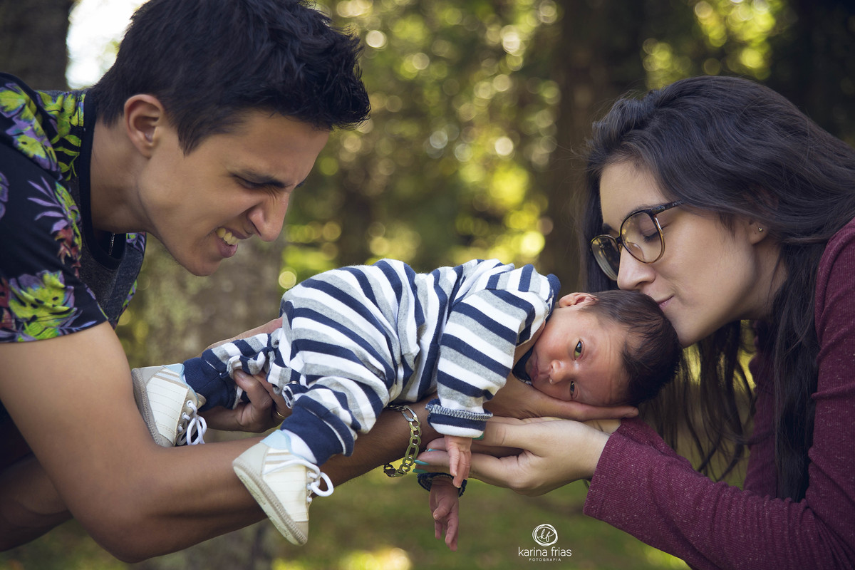 a me beija a cabeça do filho e o pai sente um cheiro ruim no bumbum