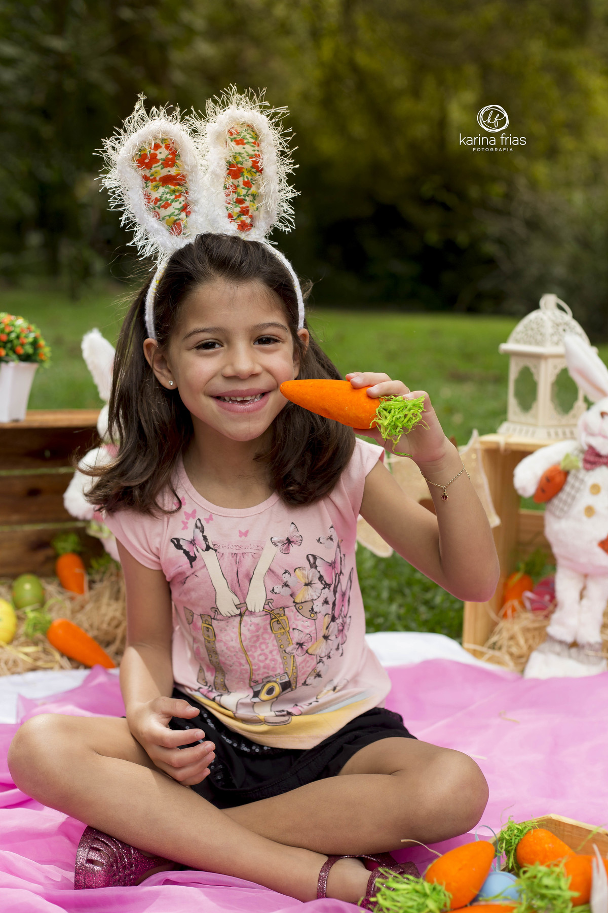 A MENINA MORDE A CENOURA PARA O BOOK EXTERNO