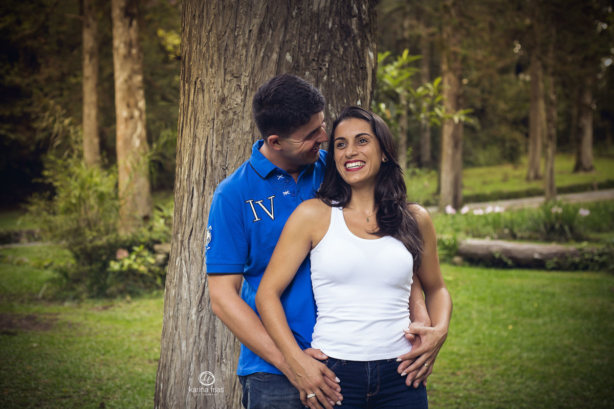 os pais sorriem para a foptografa de familia de caxias do sul