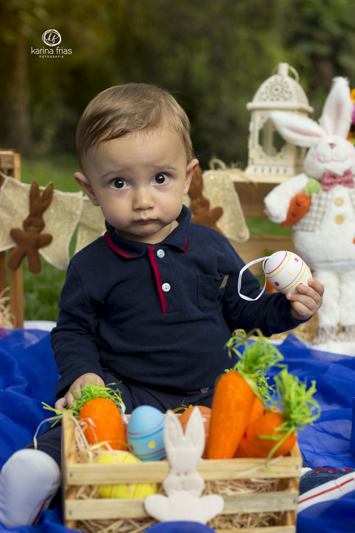A CRIANÇA SEGURA O OVO NO ENSAIO DE PASCOA