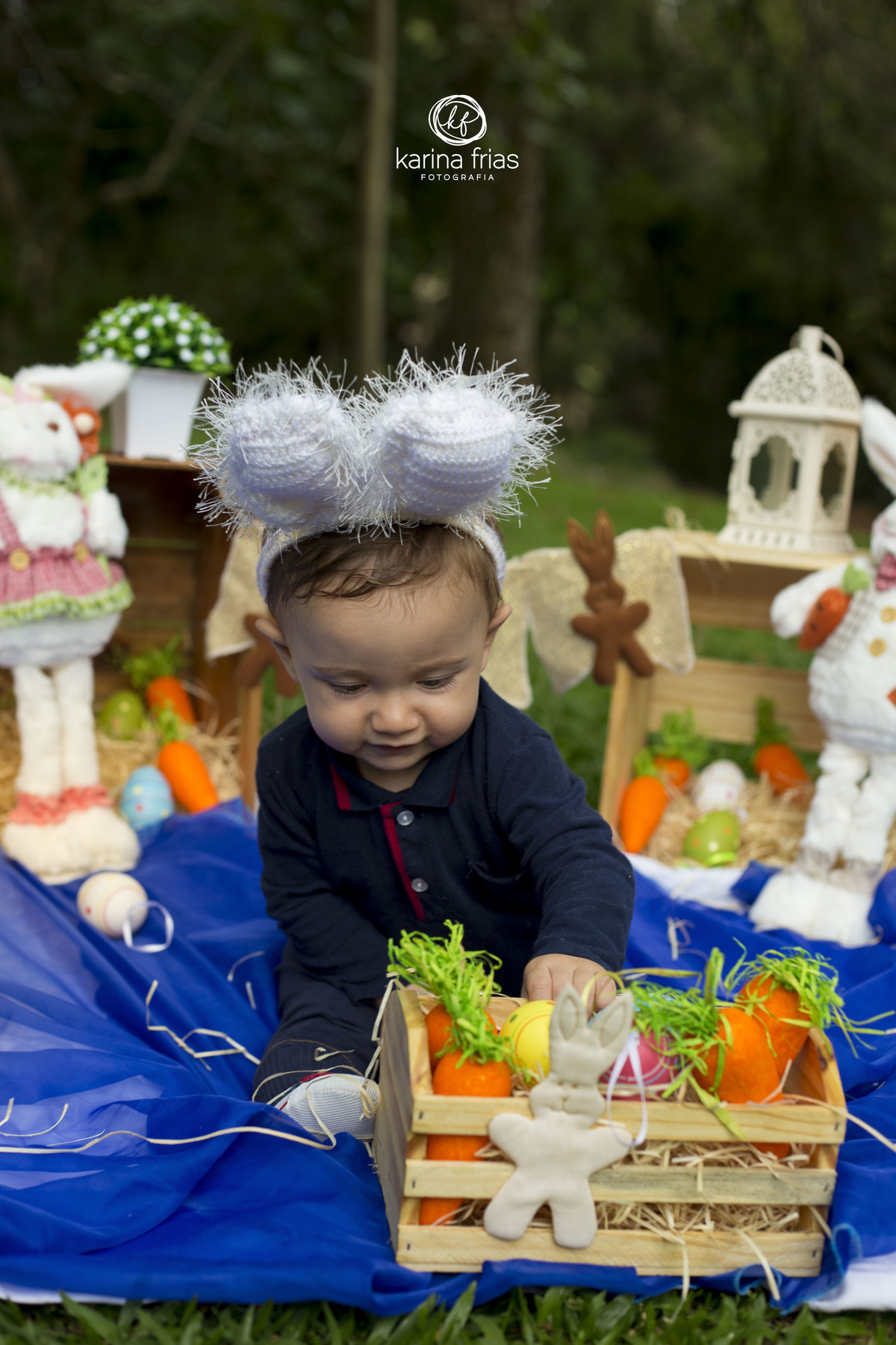 A FOTOGRAFA DE FAMILIA REGISTRA O MENINO BRINCANDO NO ENSAIO EM CAXIAS DO SUL
