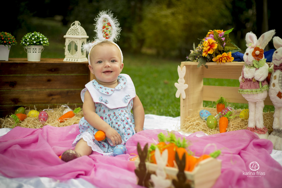 a bebe olha para a fotografa de familia karina frias