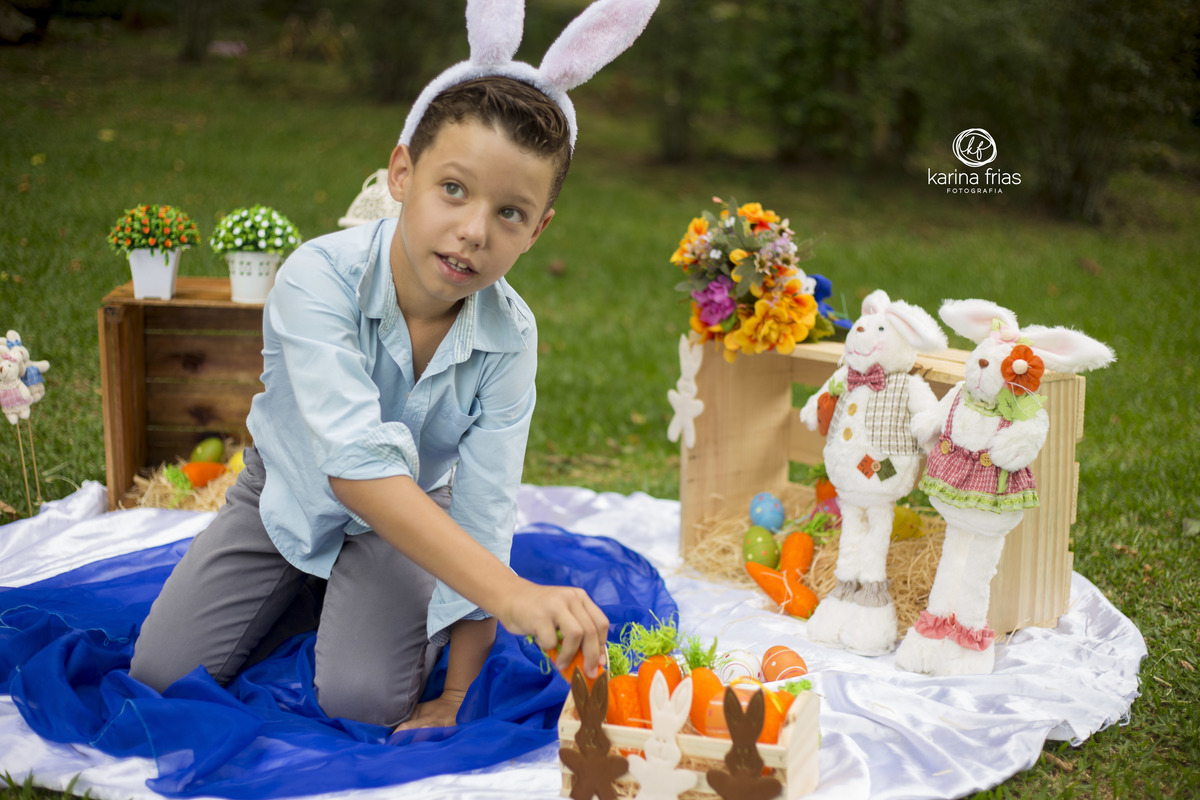 a criança mexe na cenoura no ensaio de pascoa