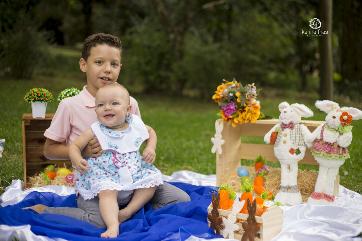 as crianças fazem pose para a fotografa de familia karina frias de caxias do sul-rs