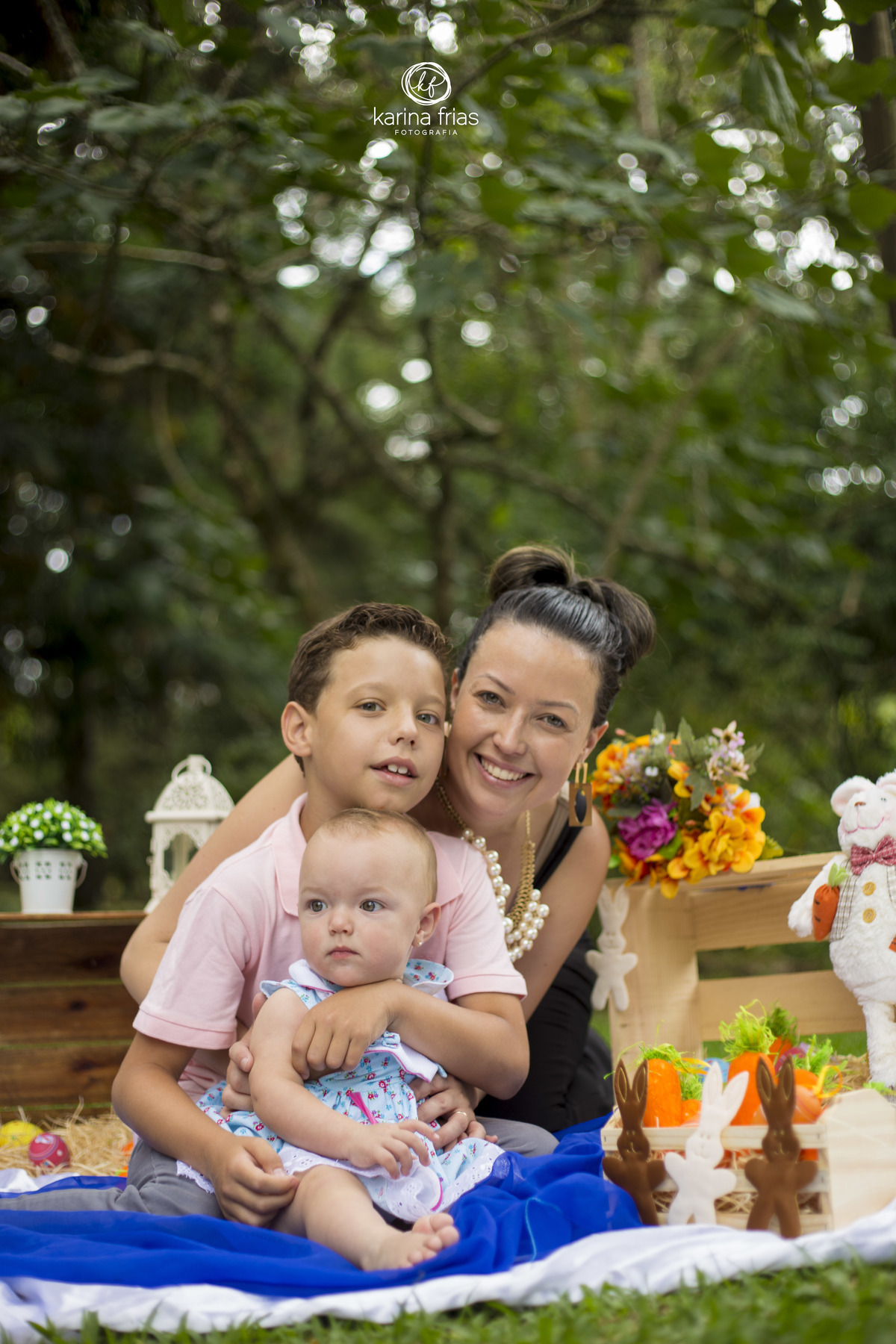 a familia sorri no ensaio externo de familia