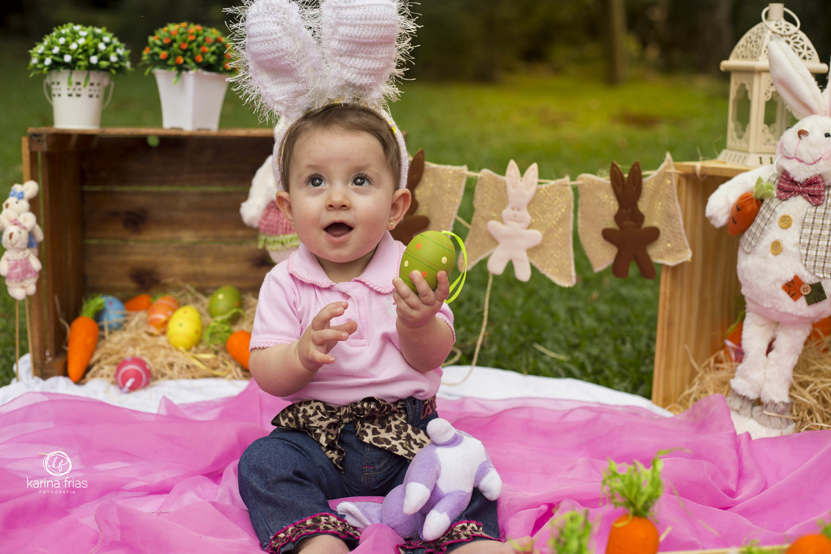 A CRIANÇA BRINCA COM O OVO PARA AS FOTOS EXTERNAS