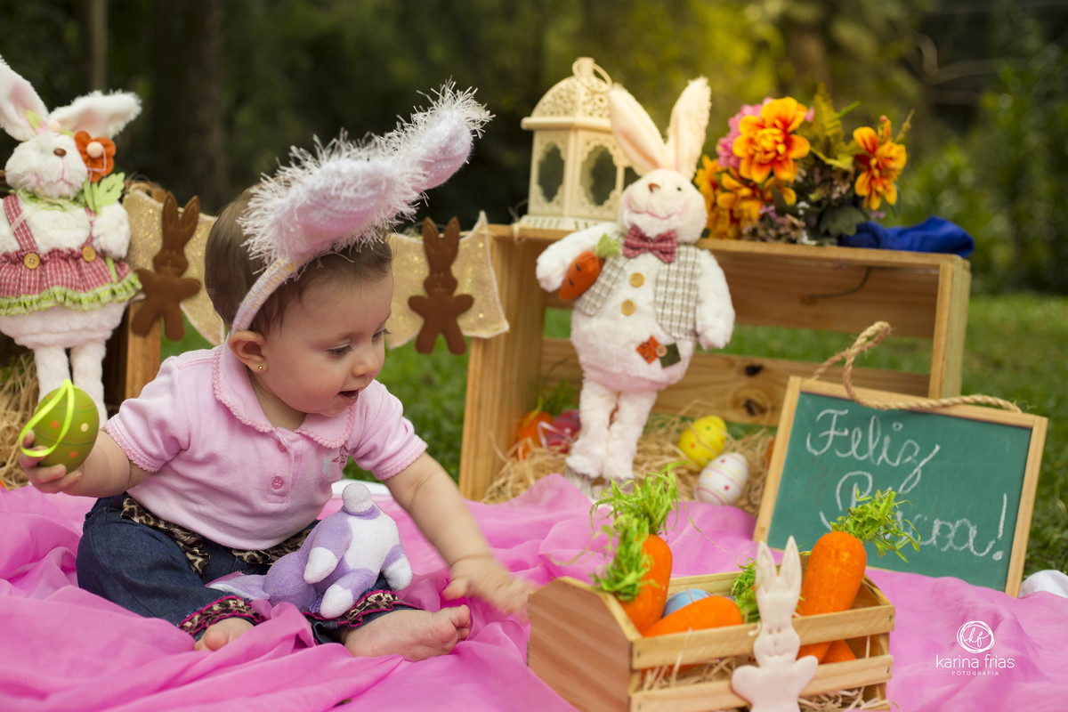 a menina brinca no ensaio externo infantil