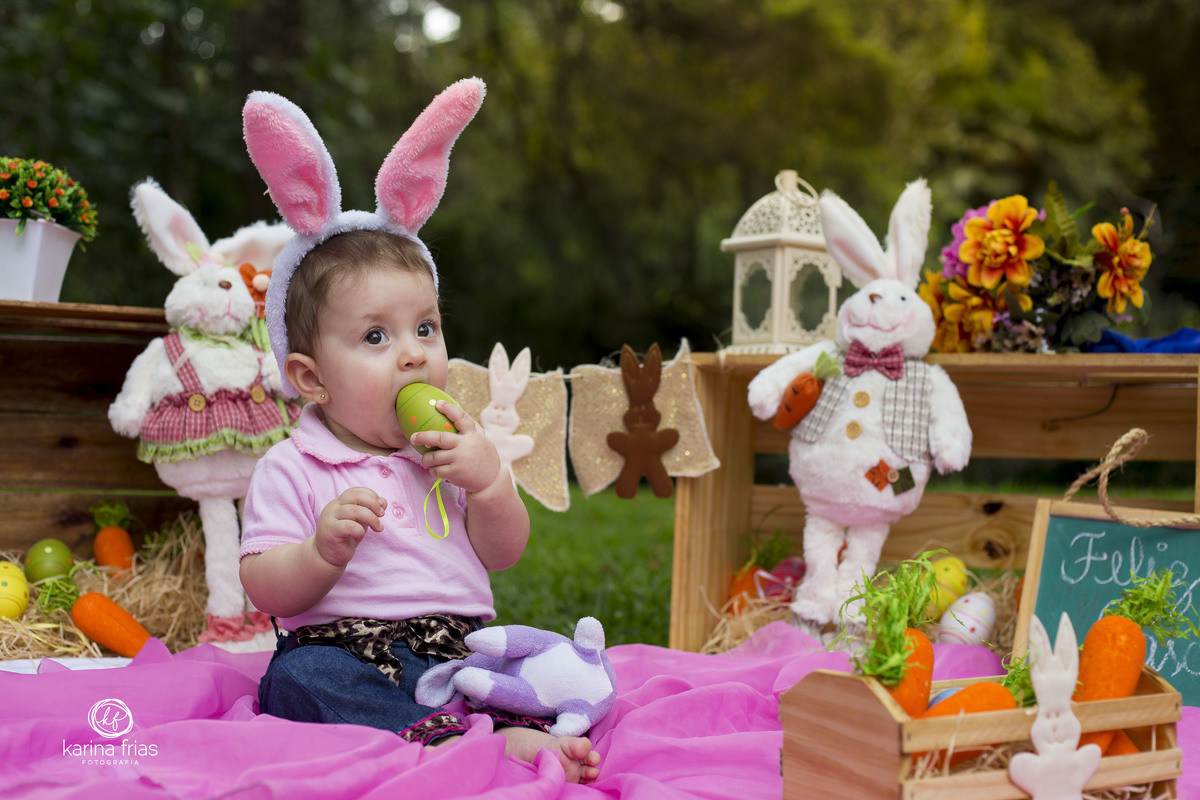 no ensaio infantil a menina poe o ovo na boca