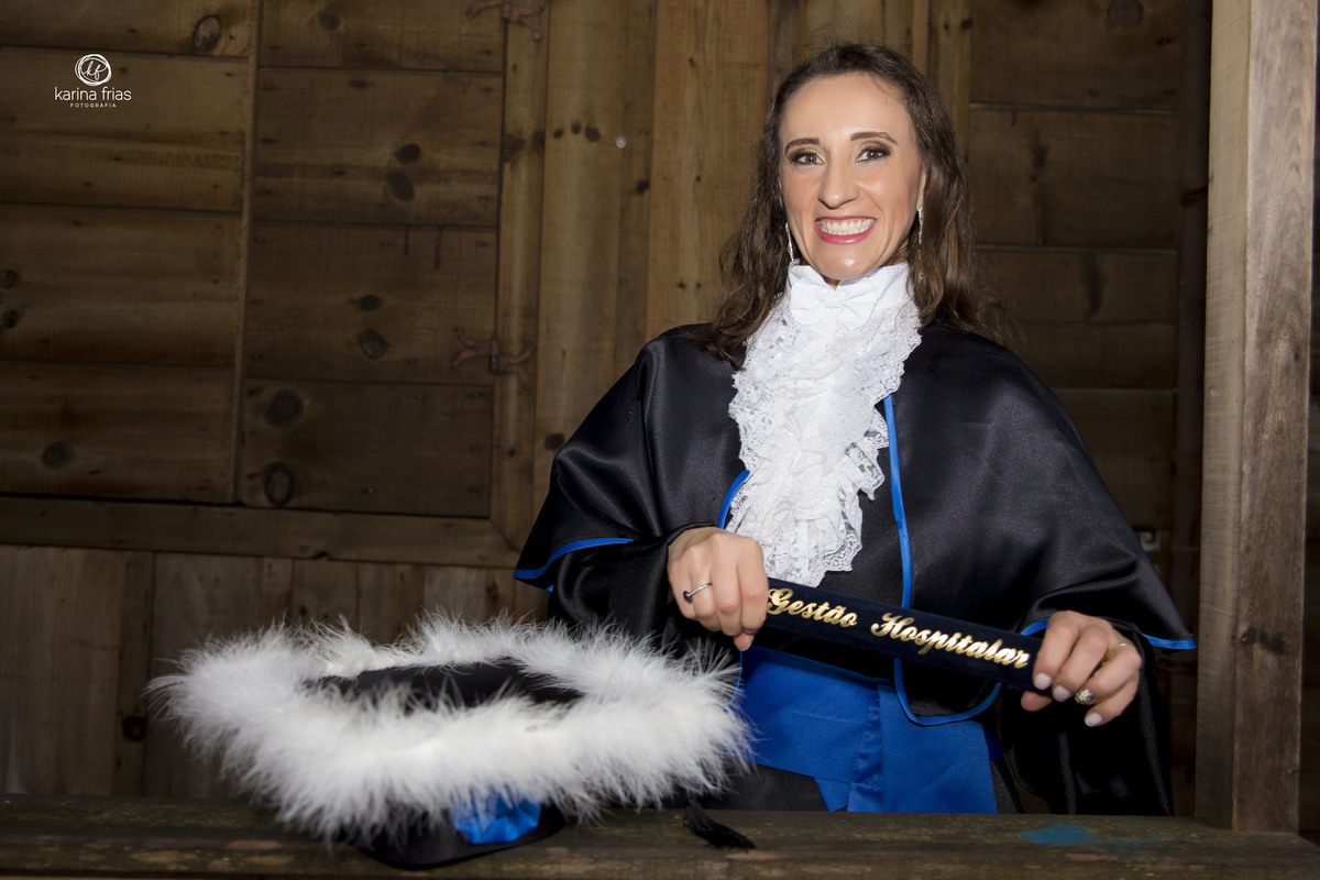 A FORMANDA MOSTRA O CANUDA NAS FOTOS EXTERNAS DE FORMATURA