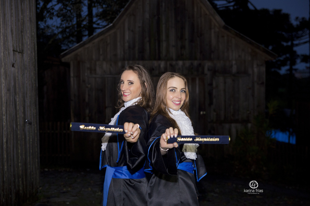 AS FORMANDAS MOSTRAM O CANUDO PARA AS FOTOS EXTERNAS