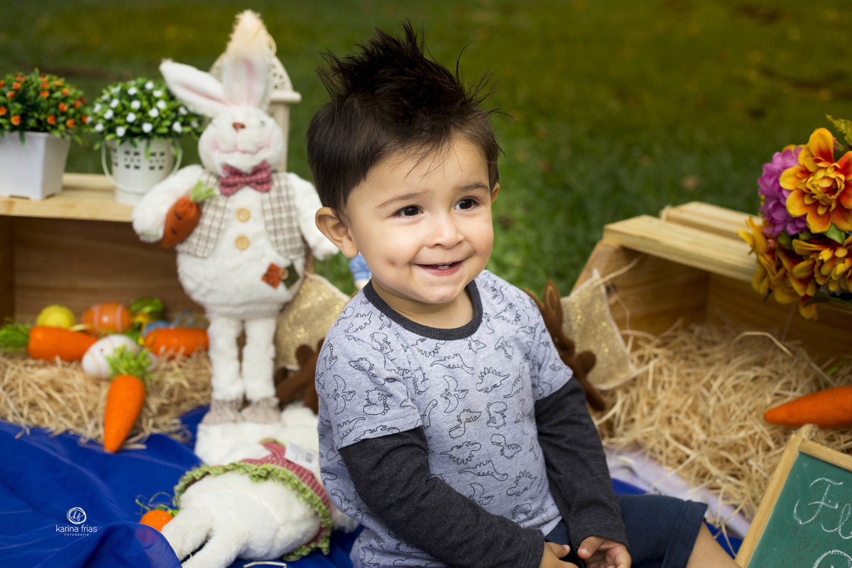 A CRIANÇA SORRI PARA AS FOTOS EXTERNAS DO ENSAIO INFANTIL