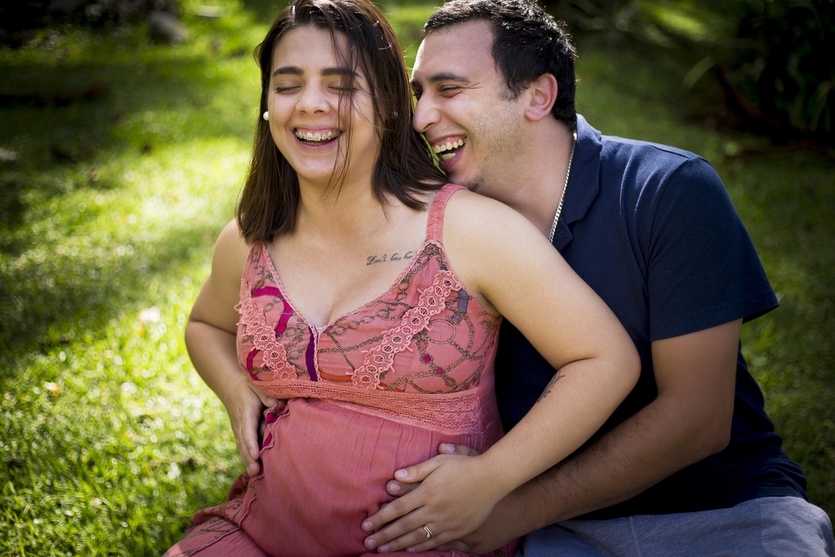OS PAIS SORRIEM PARA AS FOTOS DE GESTANTE